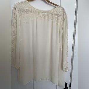 Stunning blouse with beautiful lace details in ivory
